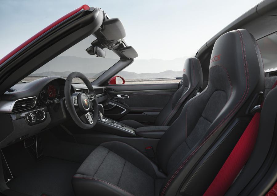 Интерьер Porsche 911 Targa 4 GTS 2017 года  (WW) (фото 2 из 31)